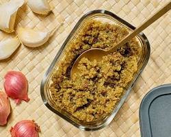 Stok bumbu dasar masakan putih kuning merah di dalam toples kaca untuk persiapan masak praktis